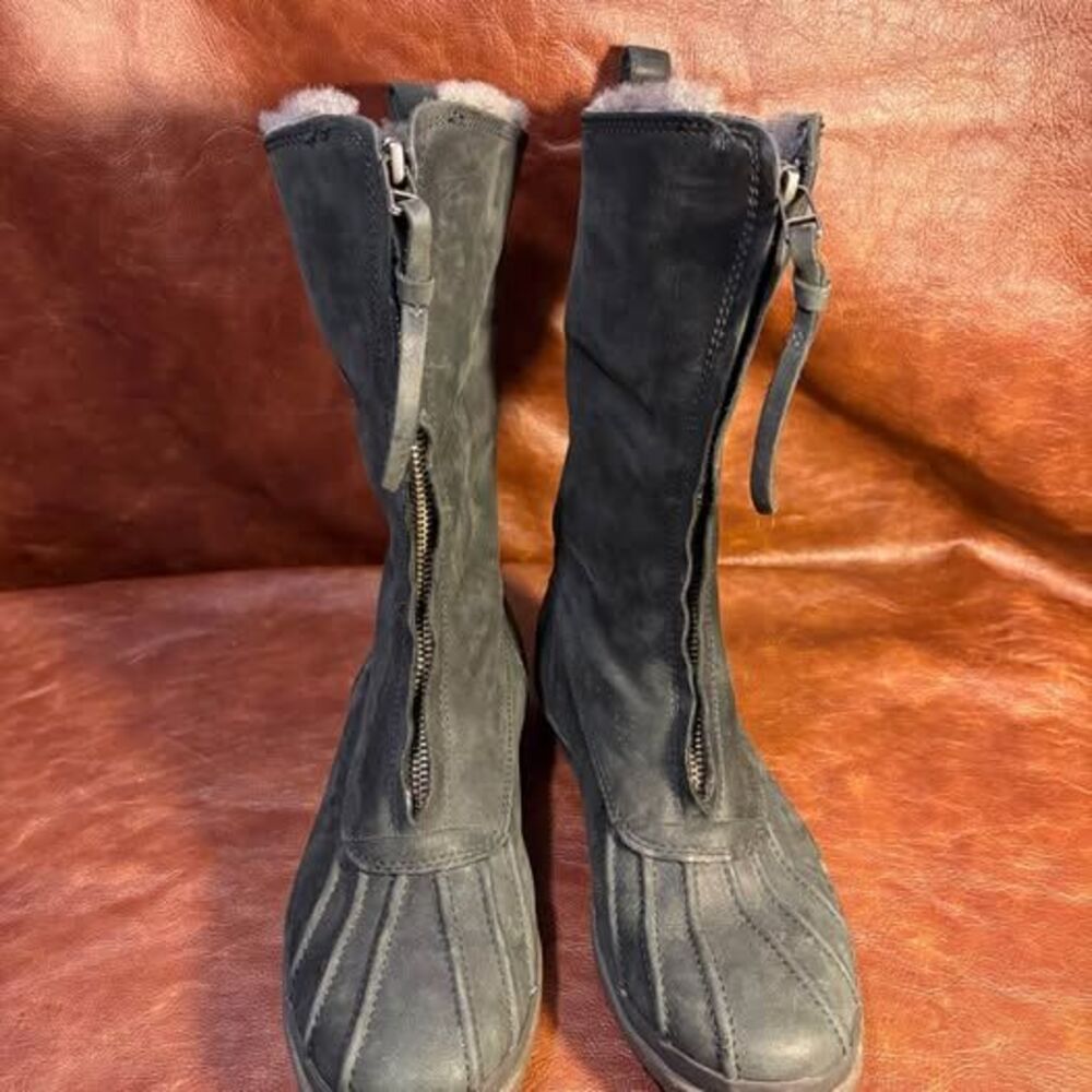 UGG Arquette Black Waterproof Leather Shearling Duck Boots - Size 7